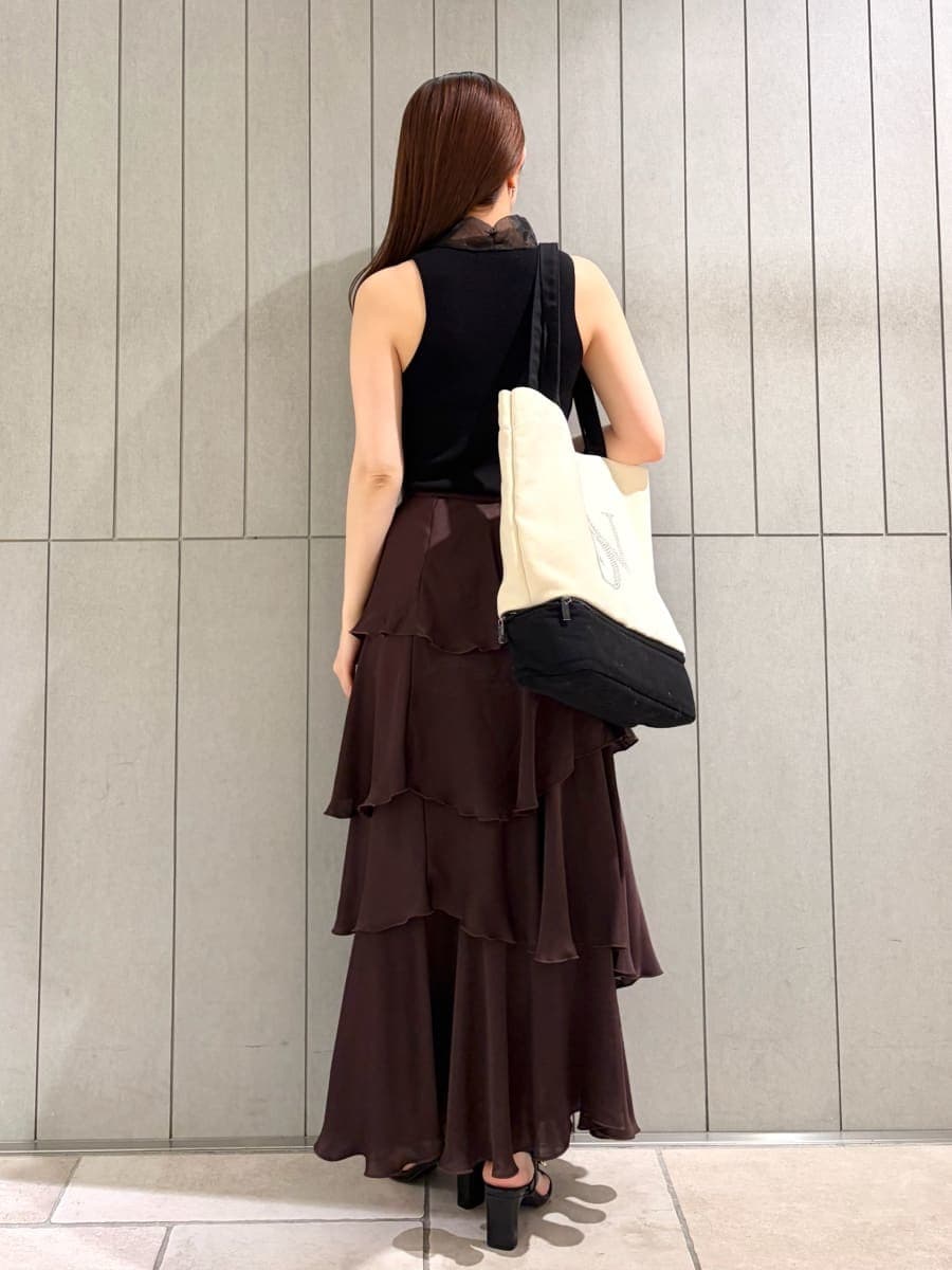 ブラック系のサンダル、ブラウン系のスカート、ブラック系のニット/セーターを着用したレディースの夏コーディネートの2枚目の写真