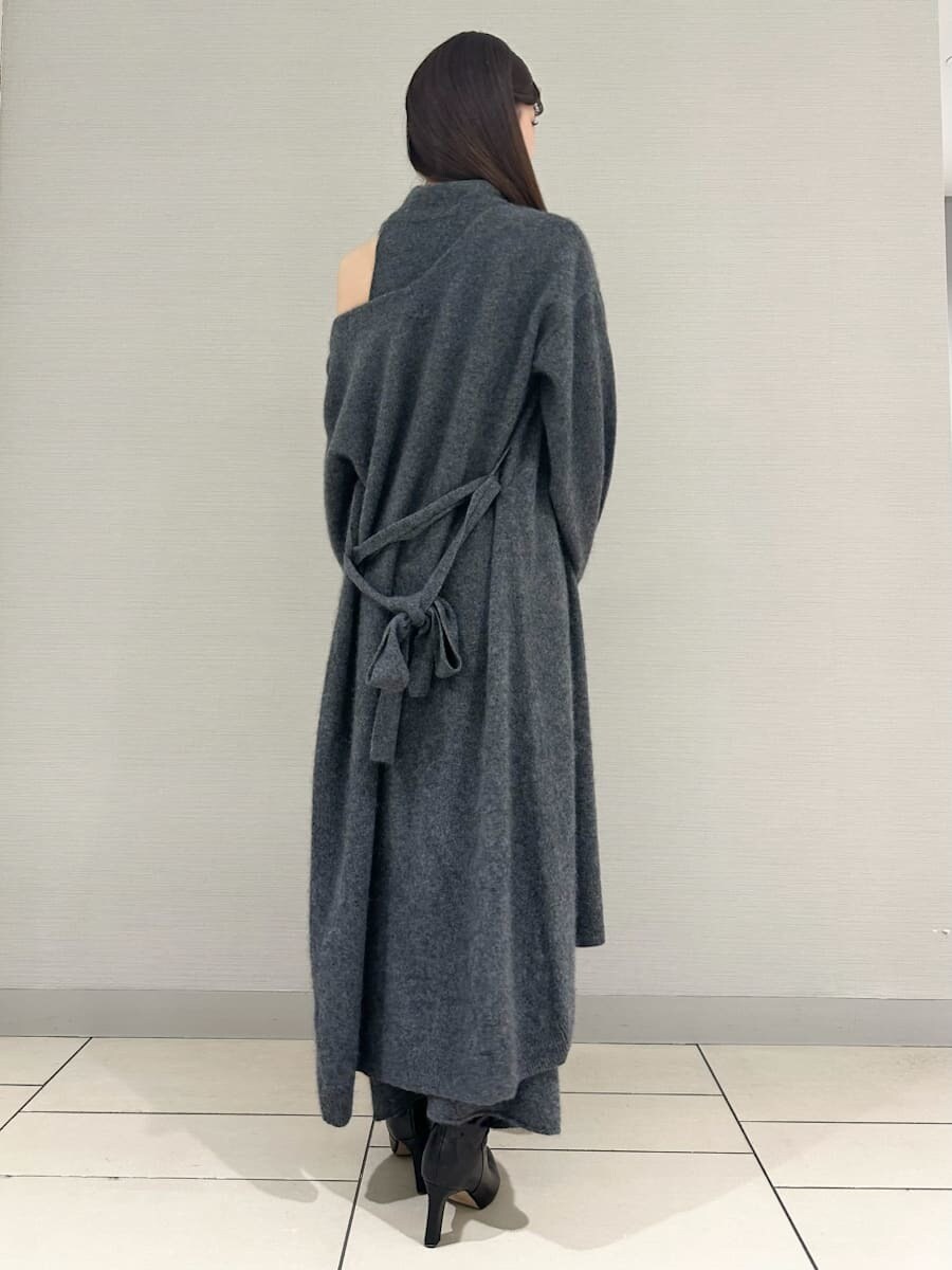 グレー系のチェスターコート、グレー系のワンピースを着用したレディースの冬コーディネートの3枚目の写真