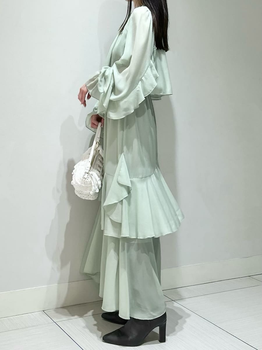 グレー系のブーツ、グリーン系のワンピースを着用したレディースの冬コーディネートの3枚目の写真