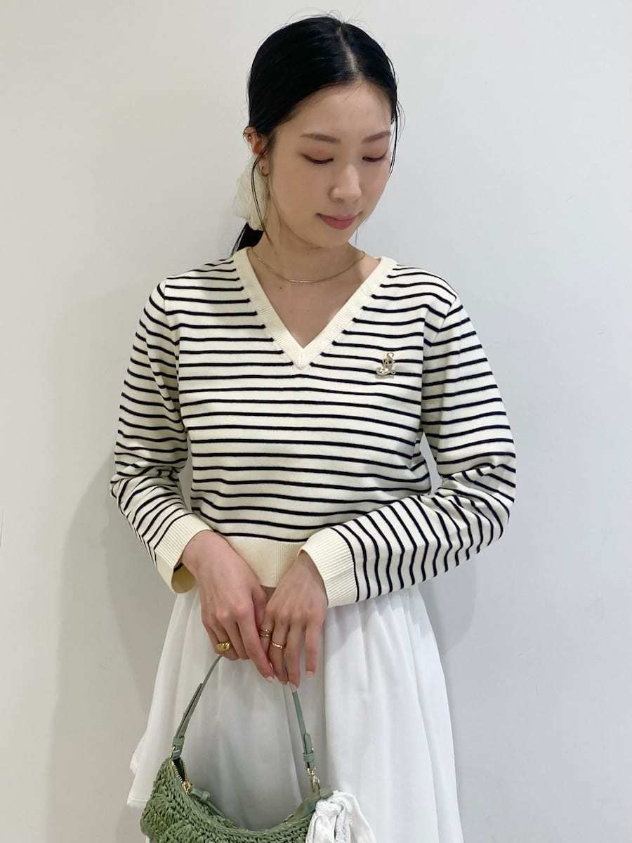 ブラック系のパンプス、ホワイト系のスカート、その他のニット/セーターを着用したレディースの冬コーディネートの5枚目の写真