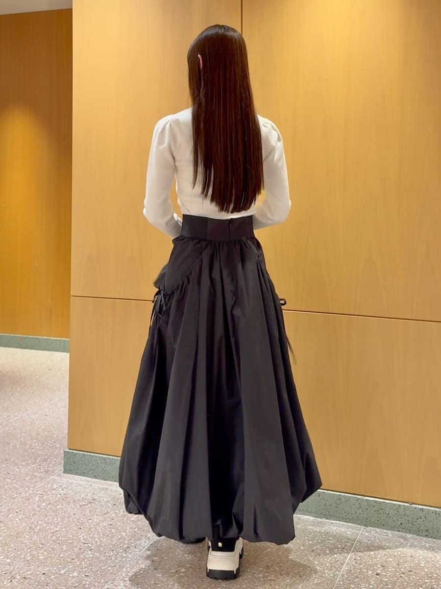 ホワイト系のニット/セーター、ブラック系のスカート、その他のブーツを着用したレディースの秋コーディネートの3枚目の写真