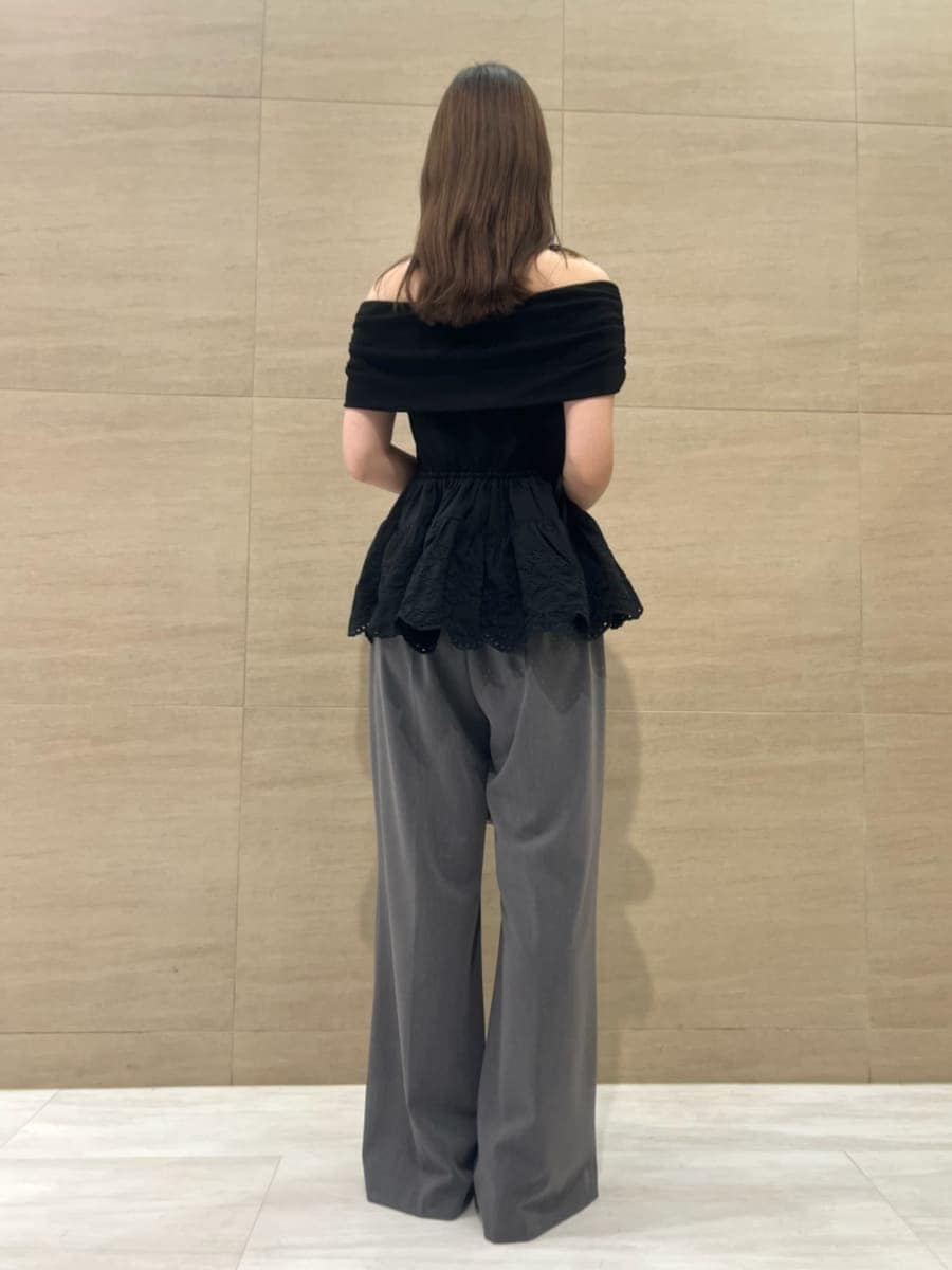 ブラック系のTシャツ/カットソー、グレー系のその他パンツ、ブラック系のかごバッグを着用したレディースの夏コーディネートの3枚目の写真