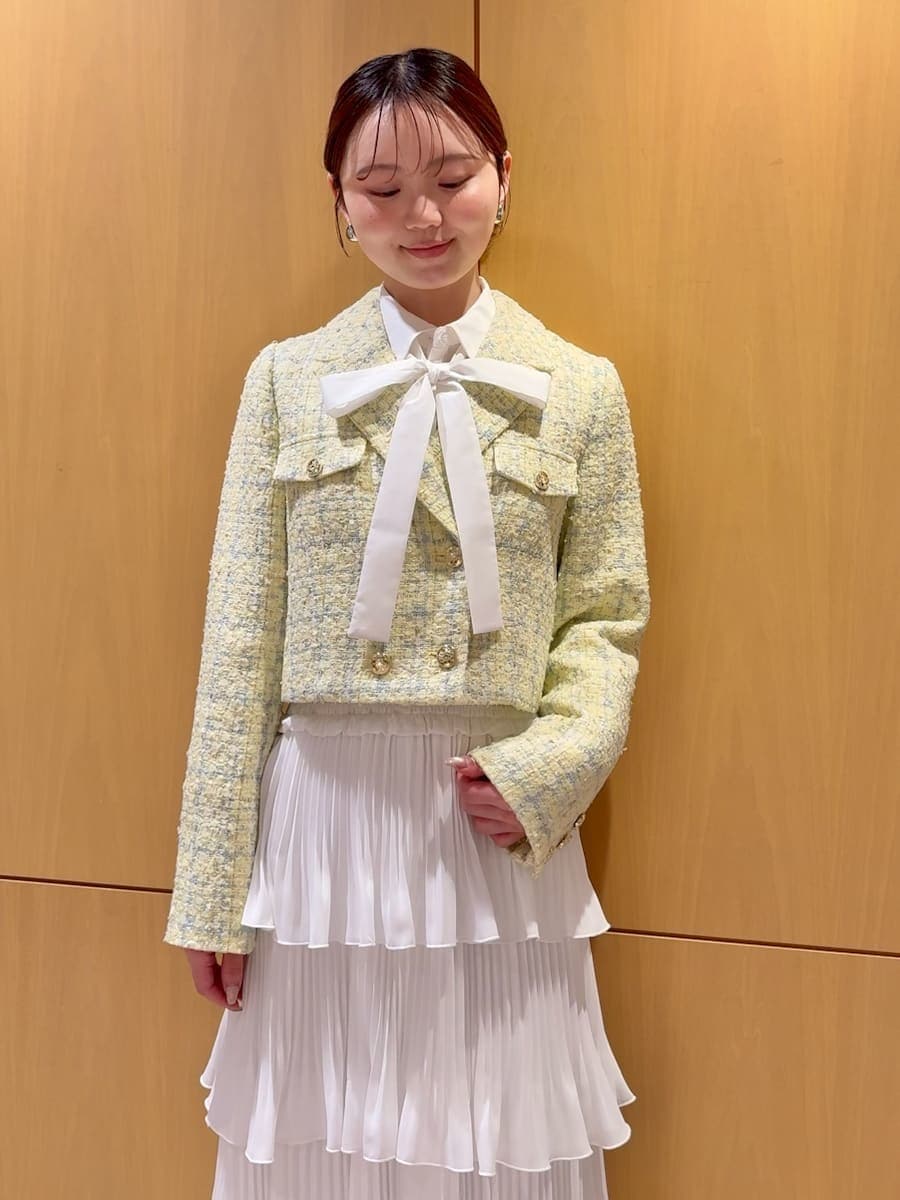 ホワイト系のスカート、イエロー系のテーラードジャケット、ホワイト系のシャツ/ブラウスを着用したレディースの春コーディネートの4枚目の写真