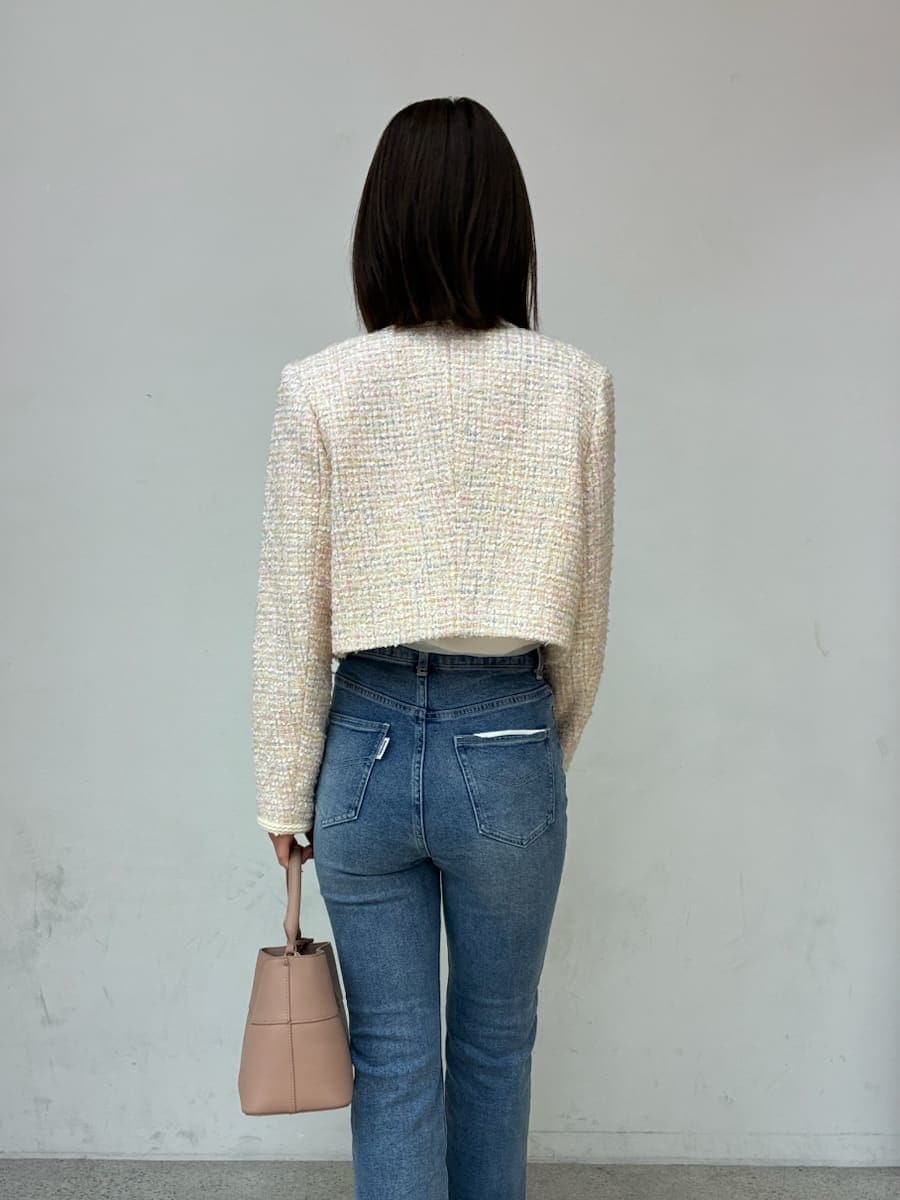 ピンク系のショルダーバッグ、ブルー系のその他パンツ、その他のノーカラージャケットを着用したレディースの冬コーディネートの5枚目の写真