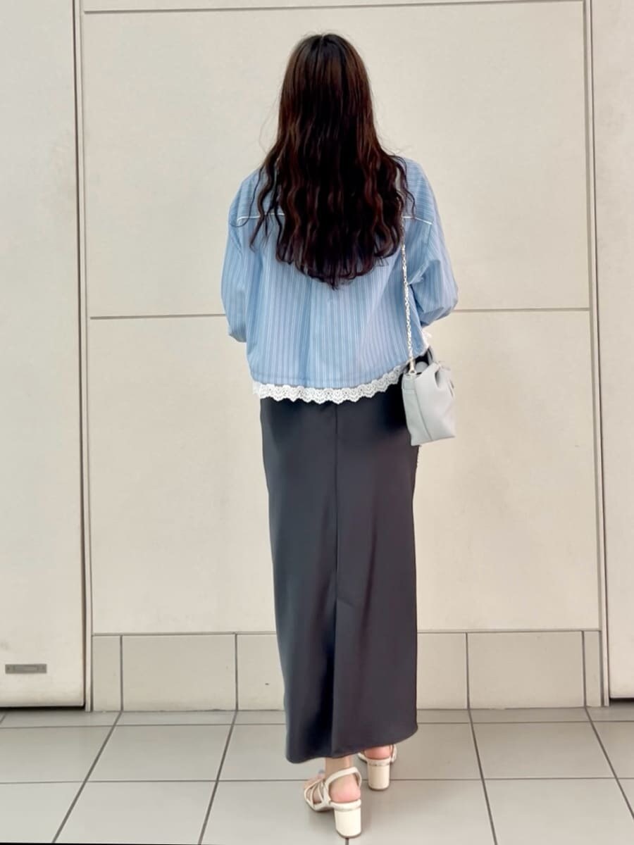 グレー系のスカート、ブルー系のシャツ/ブラウスを着用したレディースの夏コーディネートの4枚目の写真