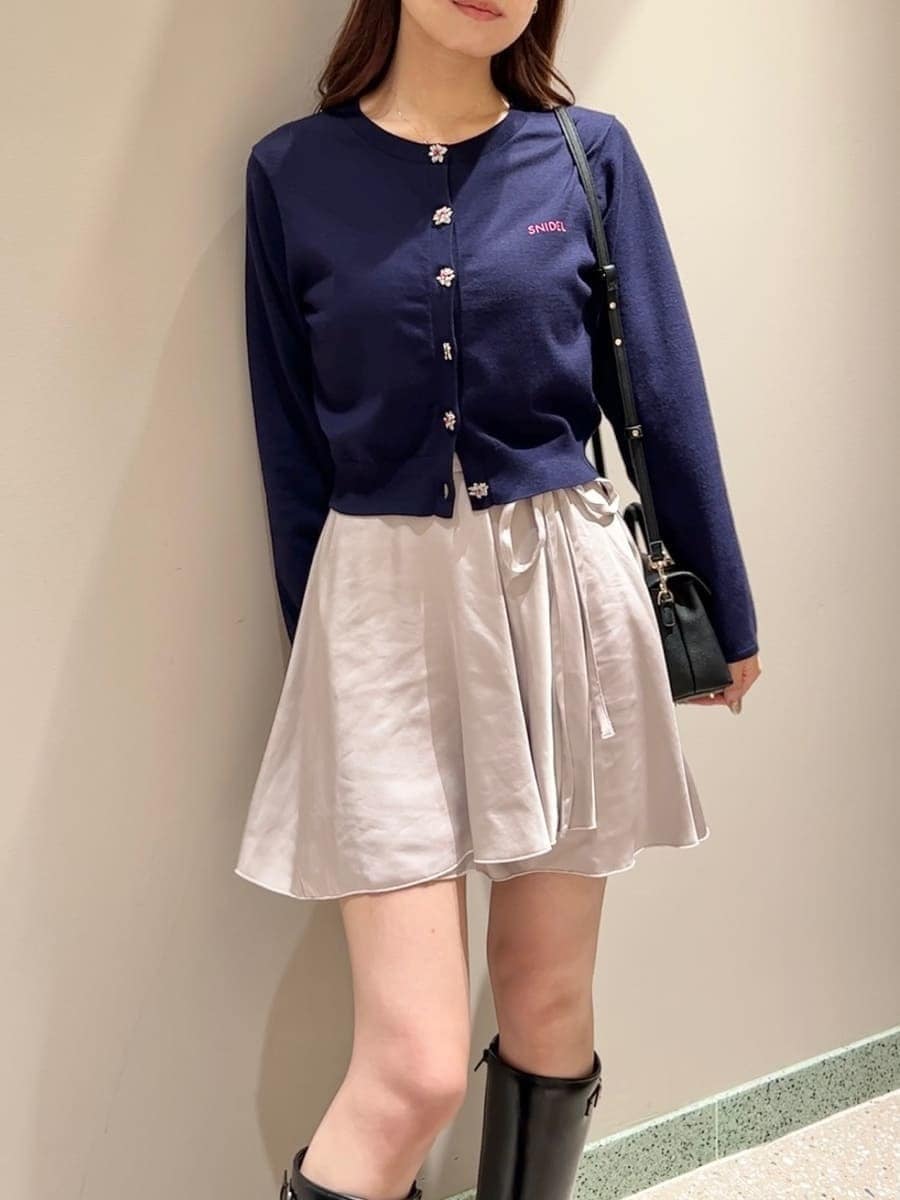 ブルー系のカーディガン/ボレロ、ピンク系のその他パンツ、ブラック系のショルダーバッグを着用したレディースの夏コーディネートの4枚目の写真