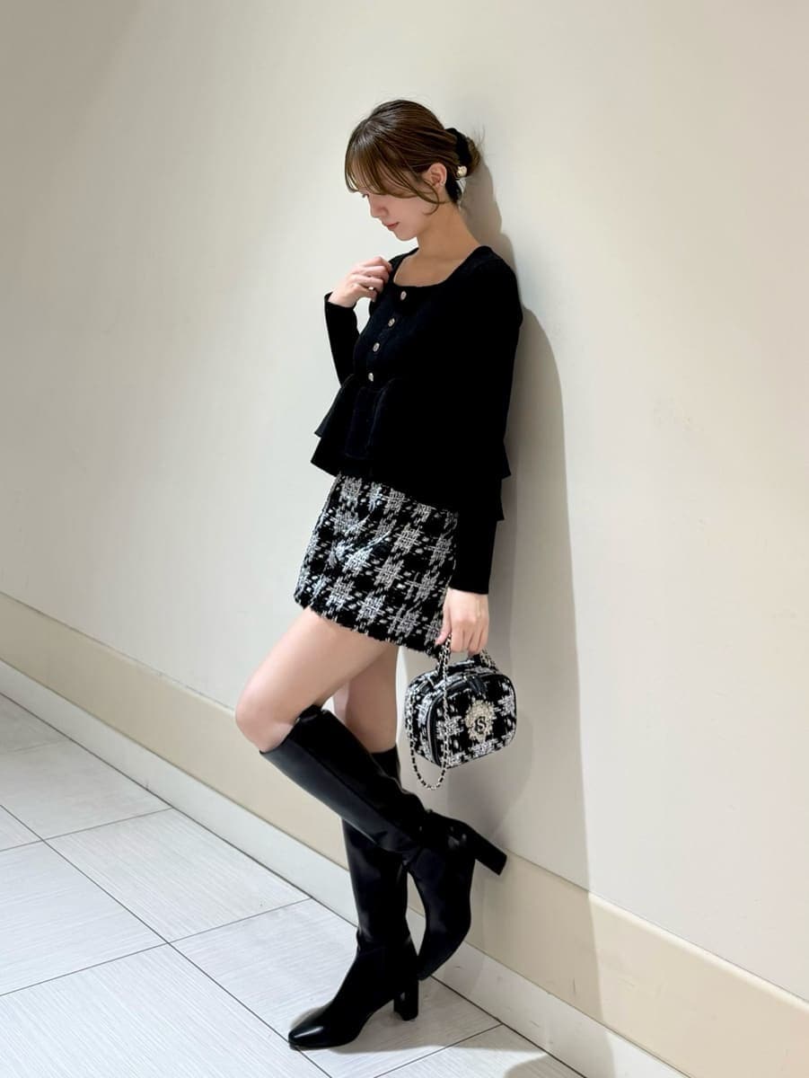 ブラック系のその他パンツ、ブラック系のニット/セーター、ブラック系のブーツを着用したレディースの秋コーディネートの5枚目の写真