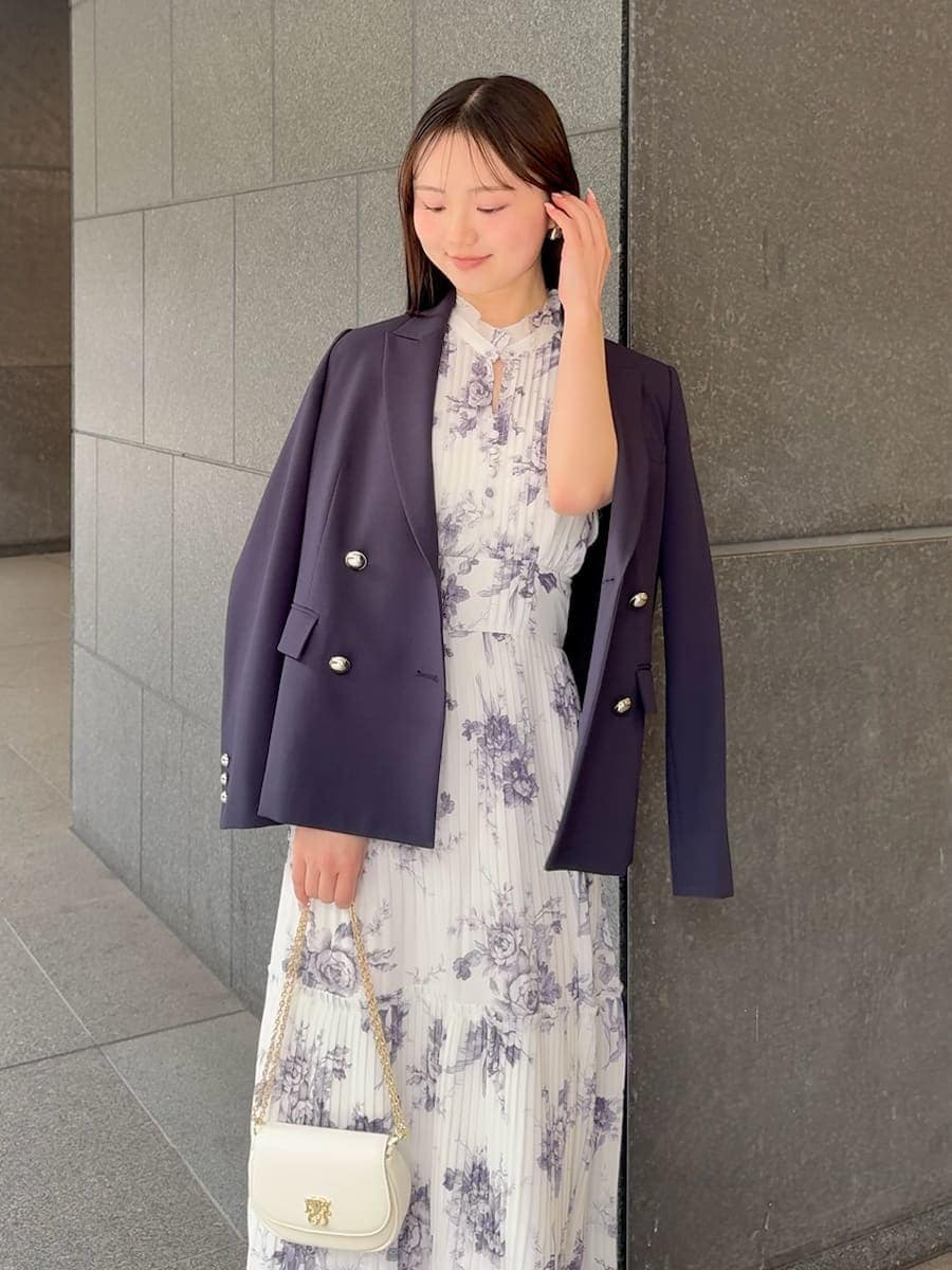 ブルー系のテーラードジャケット、ホワイト系のワンピース、ホワイト系のショルダーバッグを着用したレディースの春コーディネートの4枚目の写真