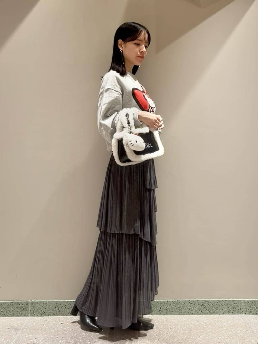 グレー系のスウェット、その他のスカート、ブラック系のハンドバッグを着用したレディースの秋コーディネートの2枚目の写真