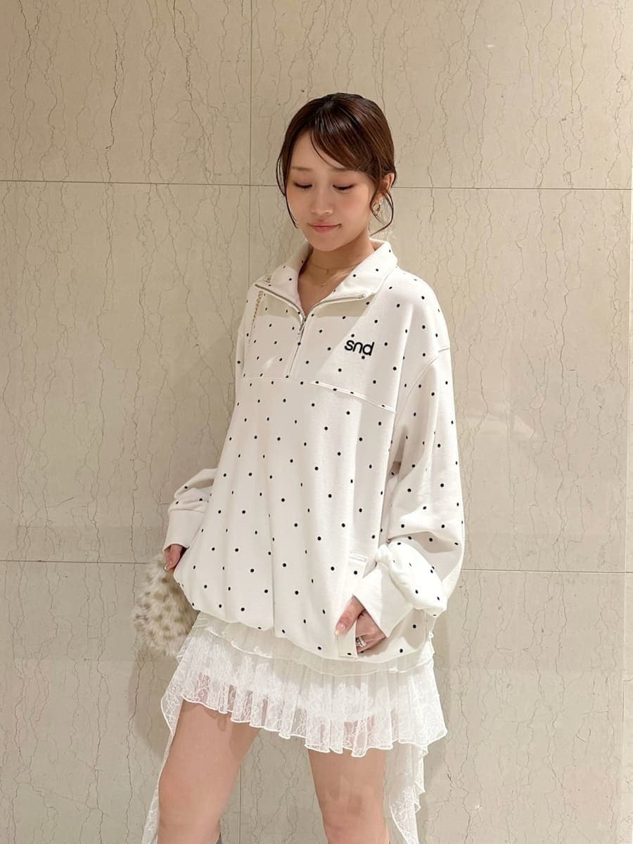 ホワイト系のその他パンツ、その他のTシャツ/カットソー、ブラウン系のパンプスを着用したレディースの秋コーディネートの7枚目の写真