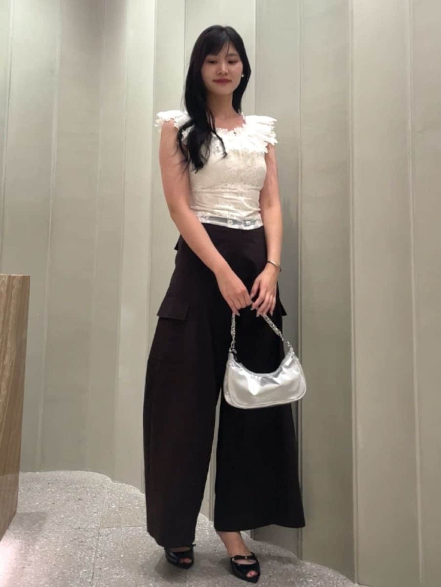 シルバー系のショルダーバッグ、ブラウン系のその他パンツ、ホワイト系のTシャツ/カットソーを着用したレディースの夏コーディネートの2枚目の写真
