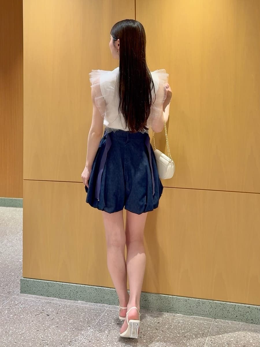 ブルー系のその他パンツ、ホワイト系のニット/セーター、ホワイト系のショルダーバッグを着用したレディースの春コーディネートの3枚目の写真