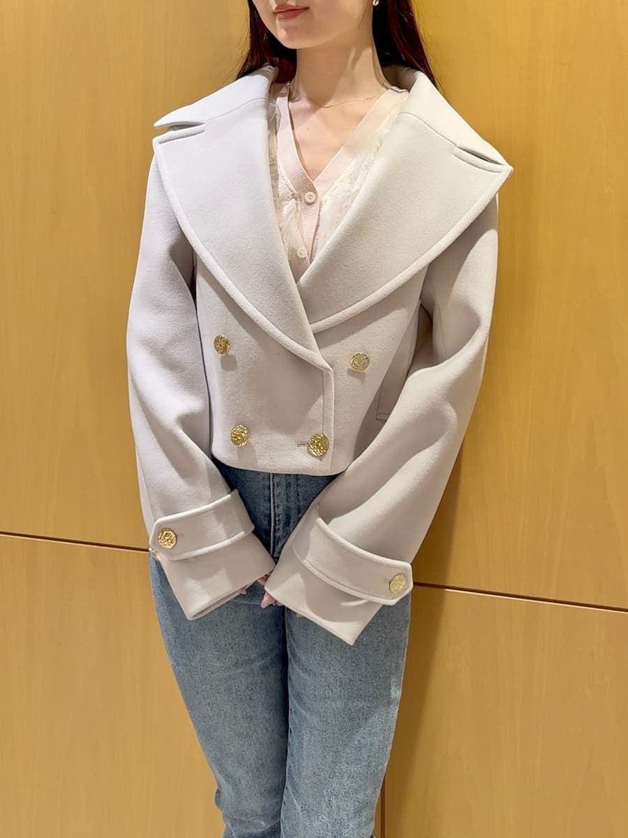 ブルー系のその他パンツ、ベージュ系のピーコート、ピンク系のニット/セーターを着用したレディースの冬コーディネートの7枚目の写真