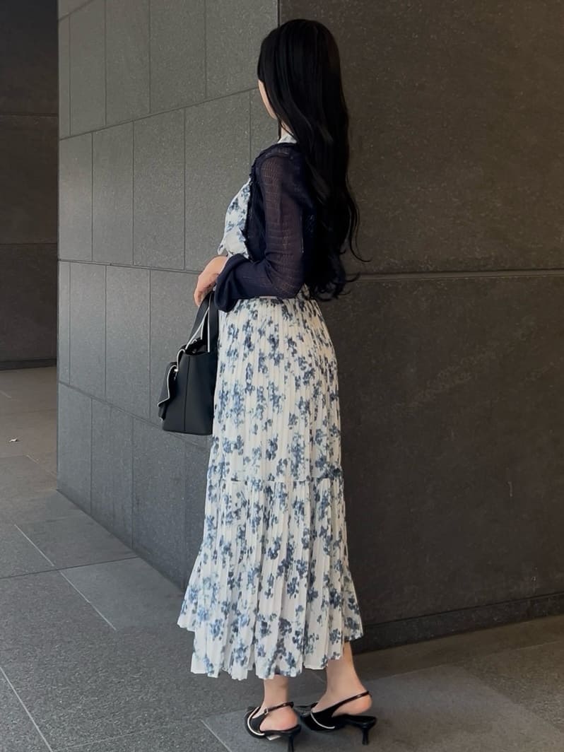 ブルー系のワンピース、ブルー系のカーディガン/ボレロ、ブラック系のパンプスを着用したレディースの冬コーディネートの3枚目の写真