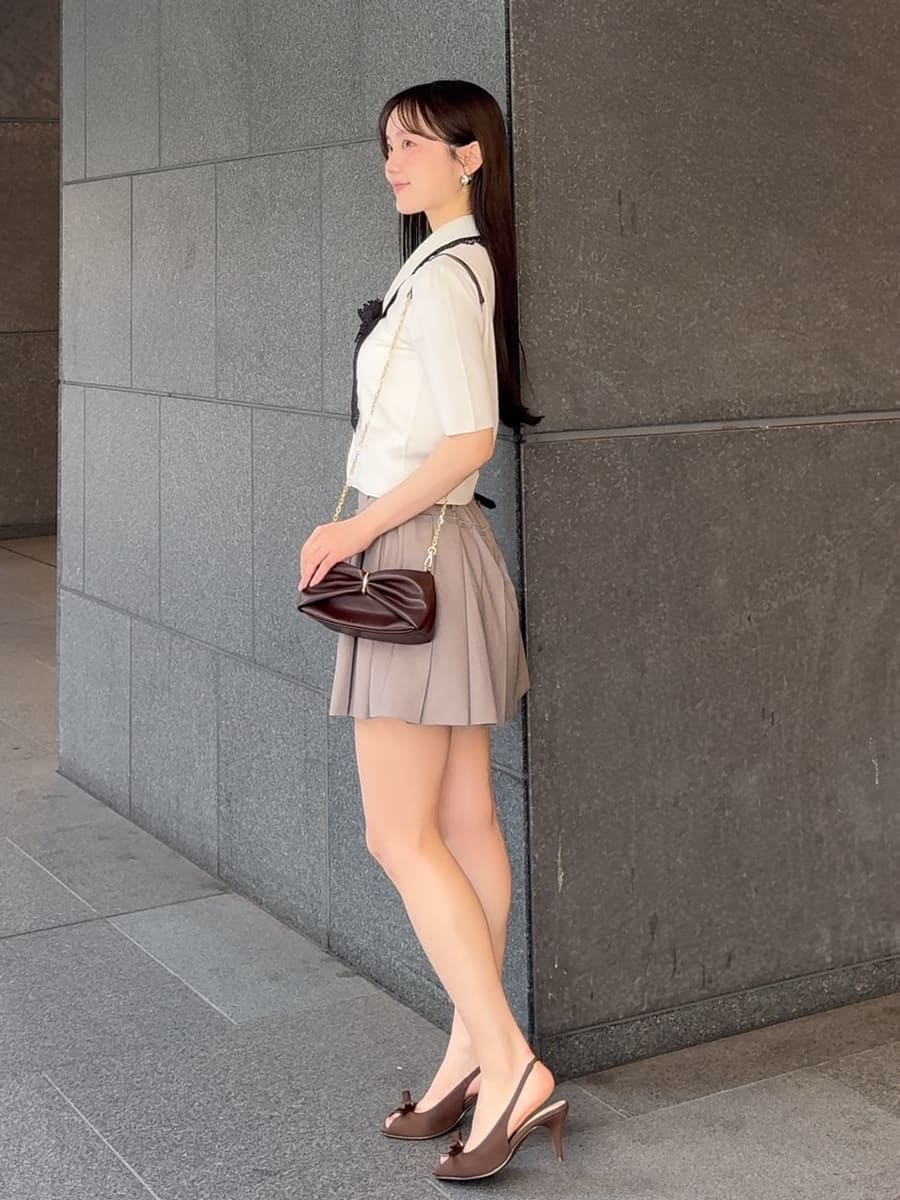 グレー系のその他パンツ、ホワイト系のニット/セーターを着用したレディースの夏コーディネートの3枚目の写真