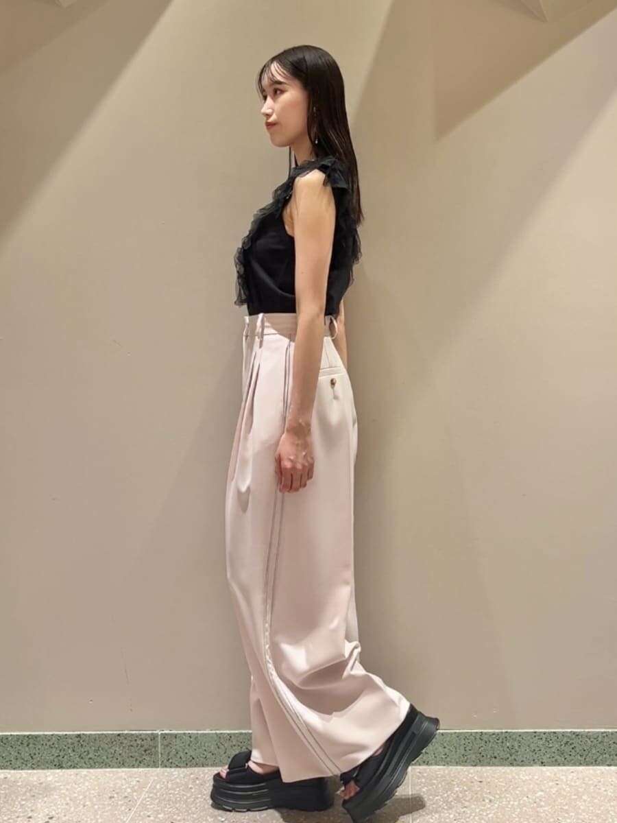 ブラック系のニット/セーター、ピンク系のその他パンツ、ブラック系のハンドバッグを着用したレディースの夏コーディネートの6枚目の写真