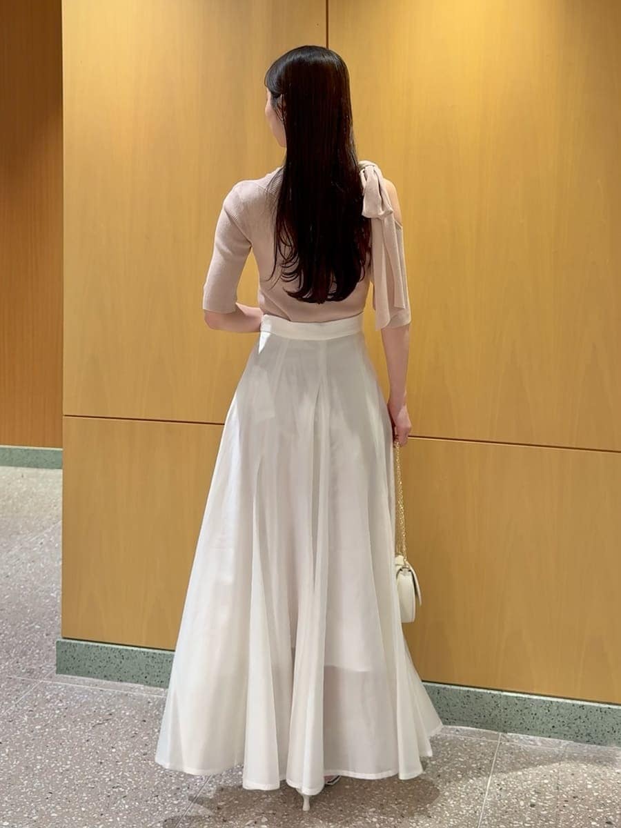 その他のパンプス、ホワイト系のショルダーバッグ、ピンク系のニット/セーターを着用したレディースの春コーディネートの3枚目の写真