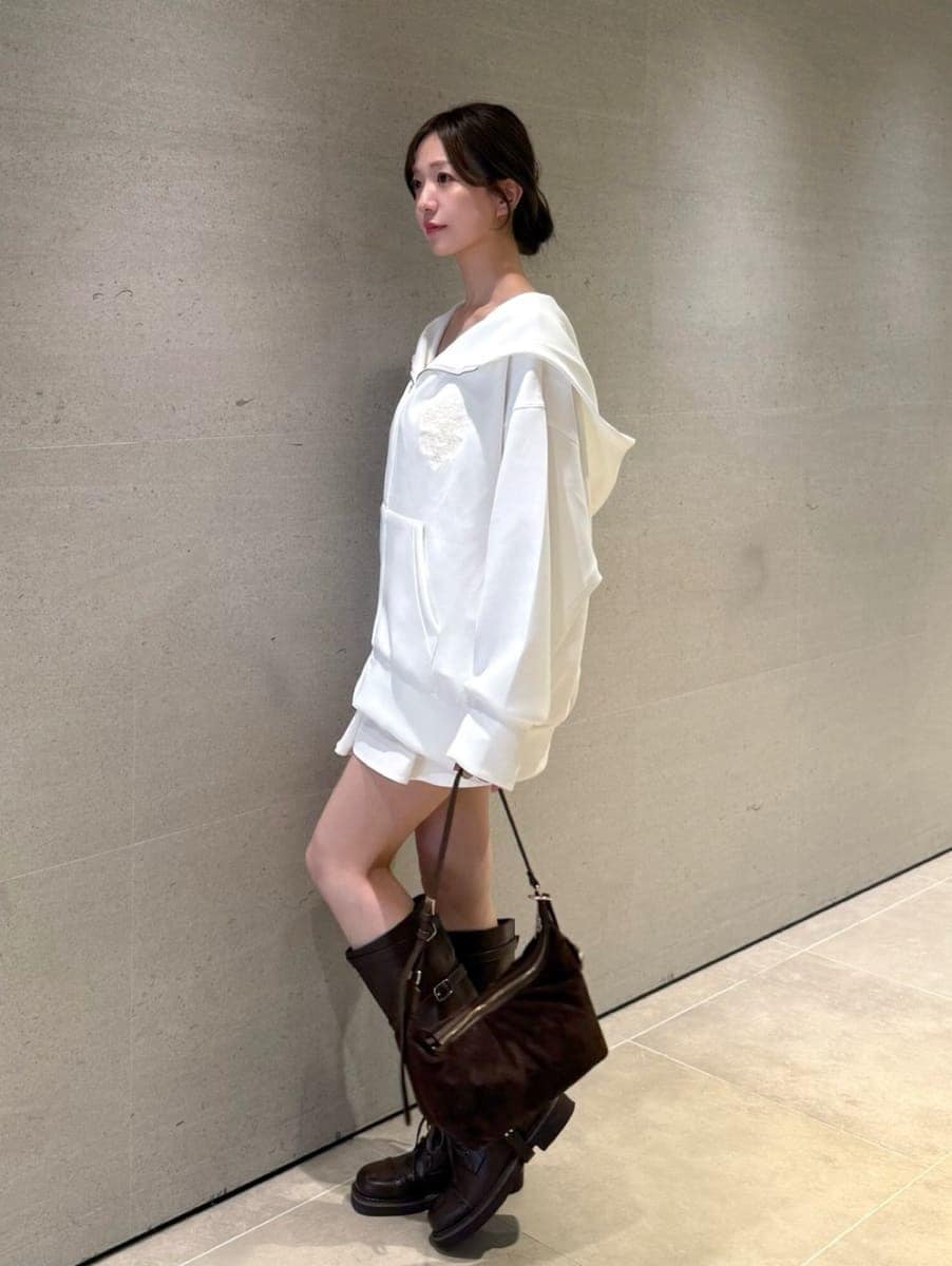 ホワイト系のその他パンツ、ホワイト系のパーカー、ブラウン系のブーツを着用したレディースの夏コーディネートの2枚目の写真