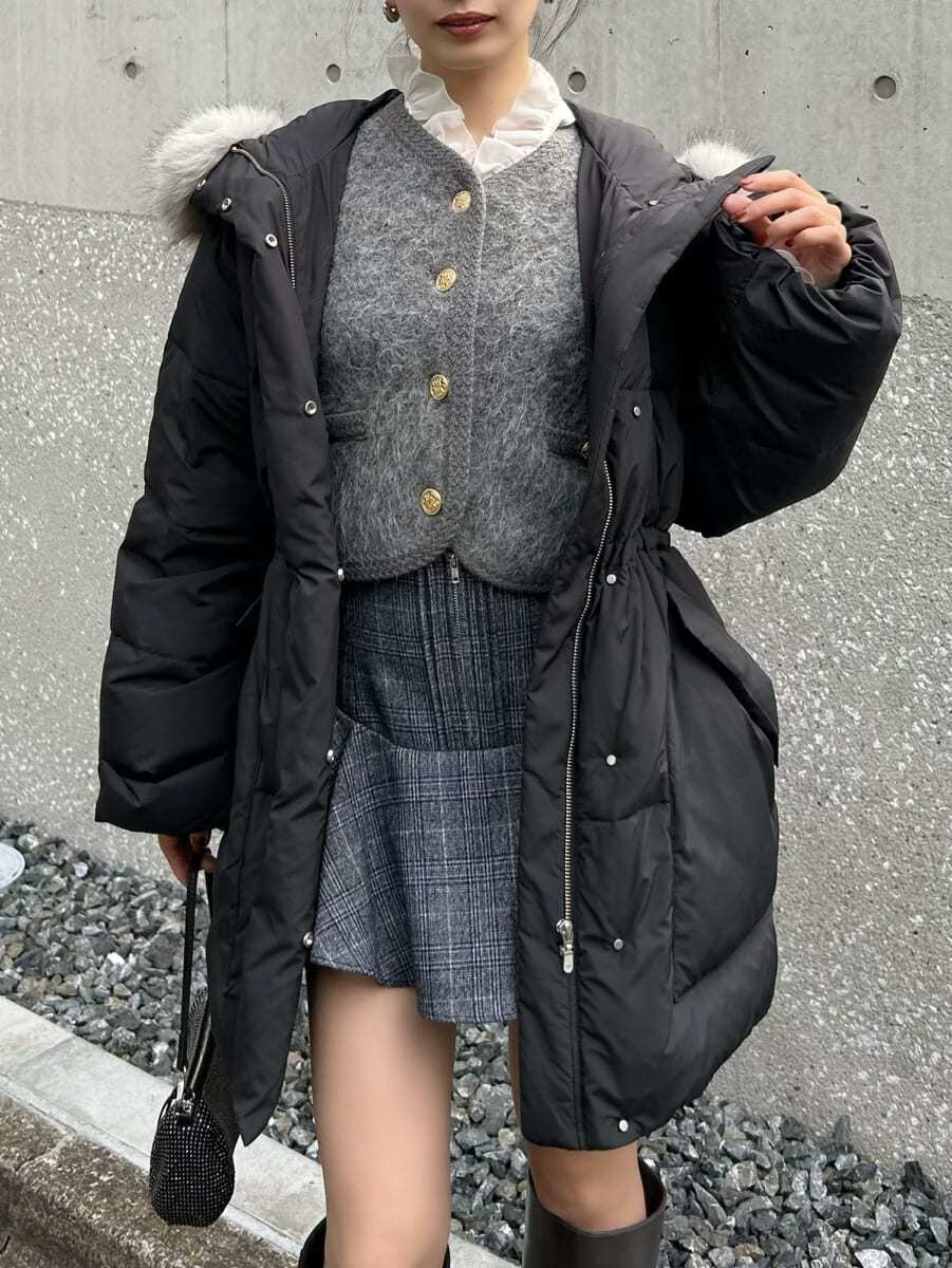 グレー系のブーツ、グレー系のノーカラージャケット、その他のその他パンツを着用したレディースの秋コーディネートの4枚目の写真