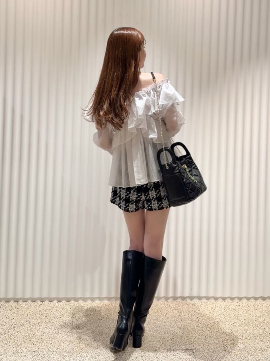 ブラック系のその他パンツ、ピンク系のシャツ/ブラウス、ブラック系のブーツを着用したレディースの秋コーディネートの4枚目の写真
