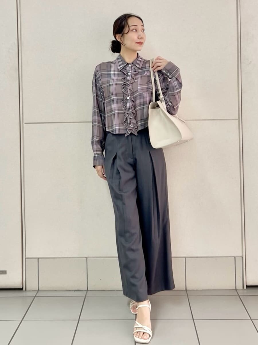 ホワイト系のトートバッグ、グレー系のその他パンツ、パープル系のシャツ/ブラウスを着用したレディースの夏コーディネートの2枚目の写真