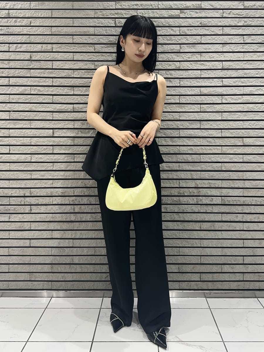ブラック系のパンプス、ブラック系のつなぎ/オールインワン、イエロー系のカーディガン/ボレロを着用したレディースの夏コーディネートの3枚目の写真