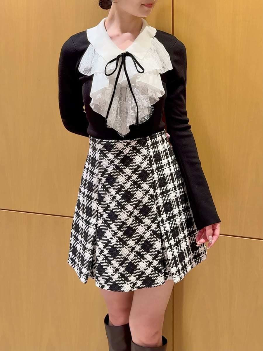 ホワイト系のムートンコート、ブラック系のその他パンツ、ブラック系のニット/セーターを着用したレディースの秋コーディネートの6枚目の写真