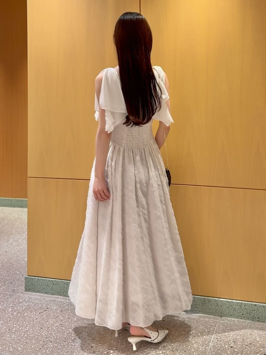 ホワイト系のワンピース、その他のパンプス、ブラック系のショルダーバッグを着用したレディースの春コーディネートの3枚目の写真