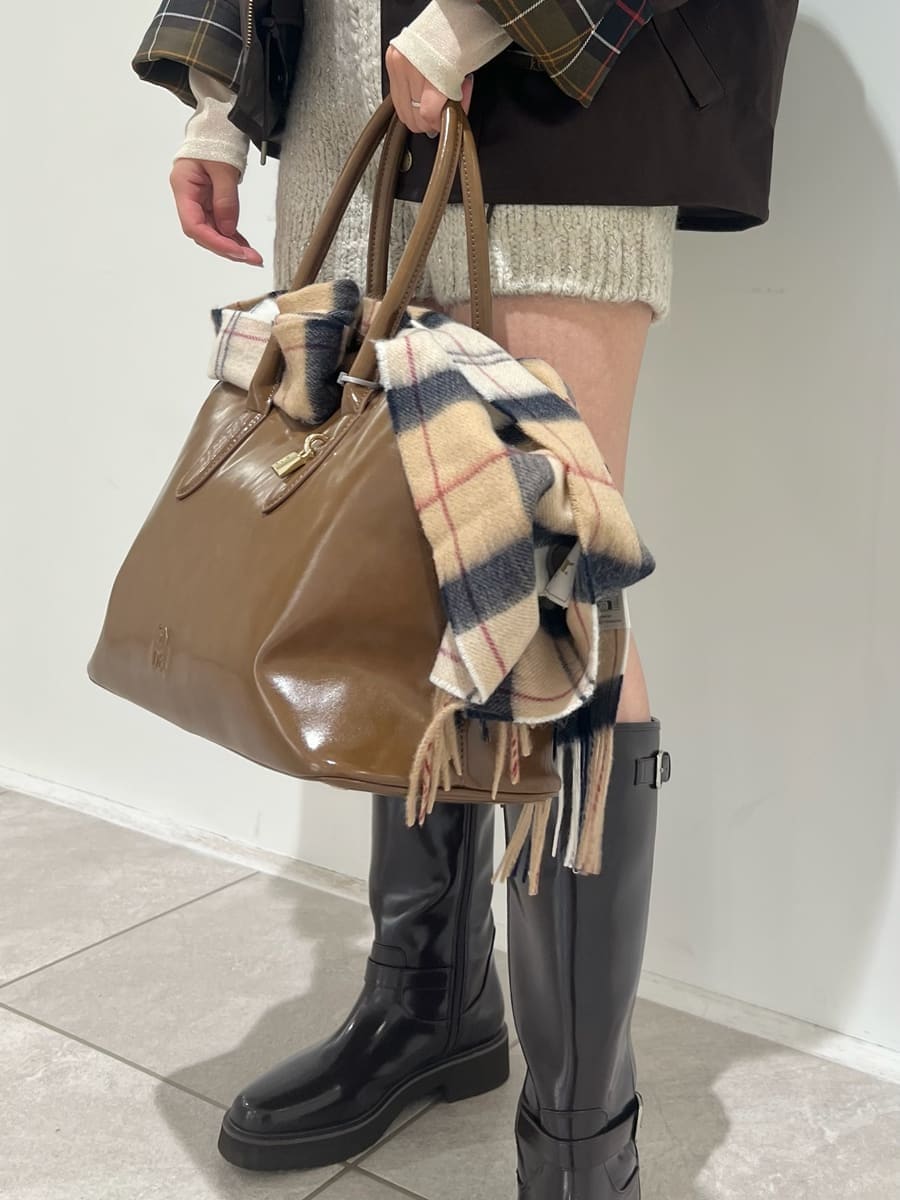 ブラウン系のブルゾン、ホワイト系のその他パンツ、ホワイト系のTシャツ/カットソーを着用したレディースの秋コーディネートの4枚目の写真