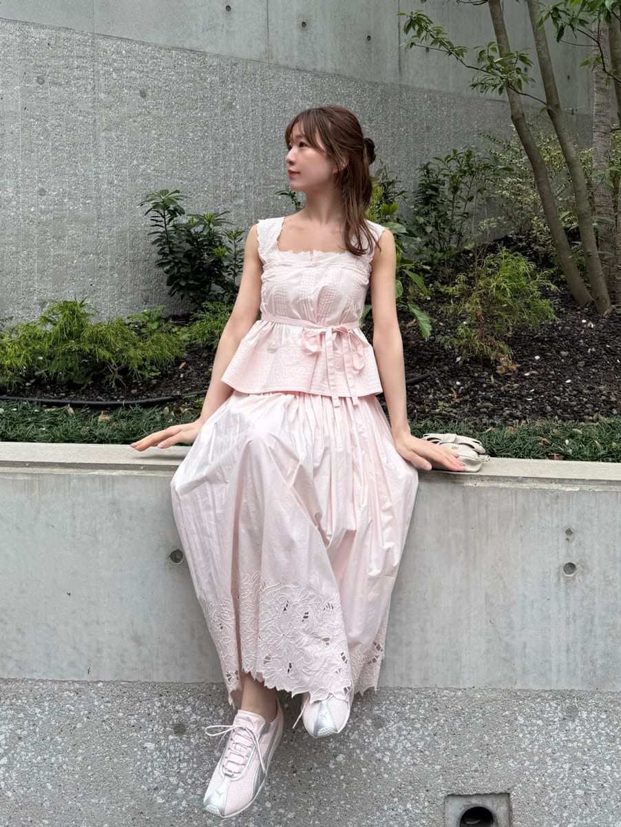 ピンク系のスカート、ピンク系のシャツ/ブラウスを着用したレディースの春コーディネートの6枚目の写真