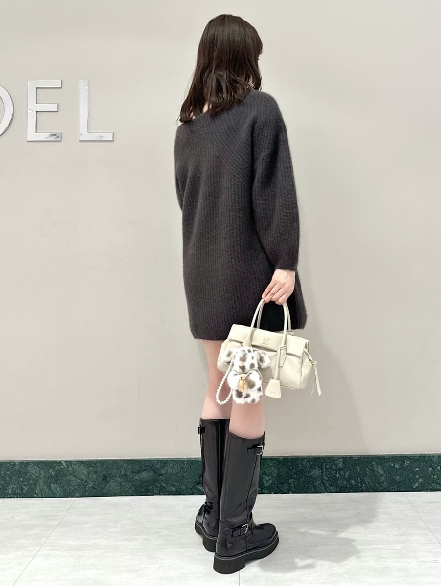 ブラウン系のブーツ、ホワイト系のボストンバッグ、グレー系のワンピースを着用したレディースの秋コーディネートの4枚目の写真