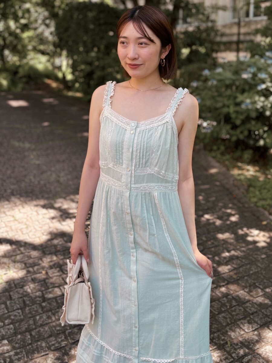 グリーン系のワンピース、ベージュ系のサンダルを着用したレディースの夏コーディネートの5枚目の写真