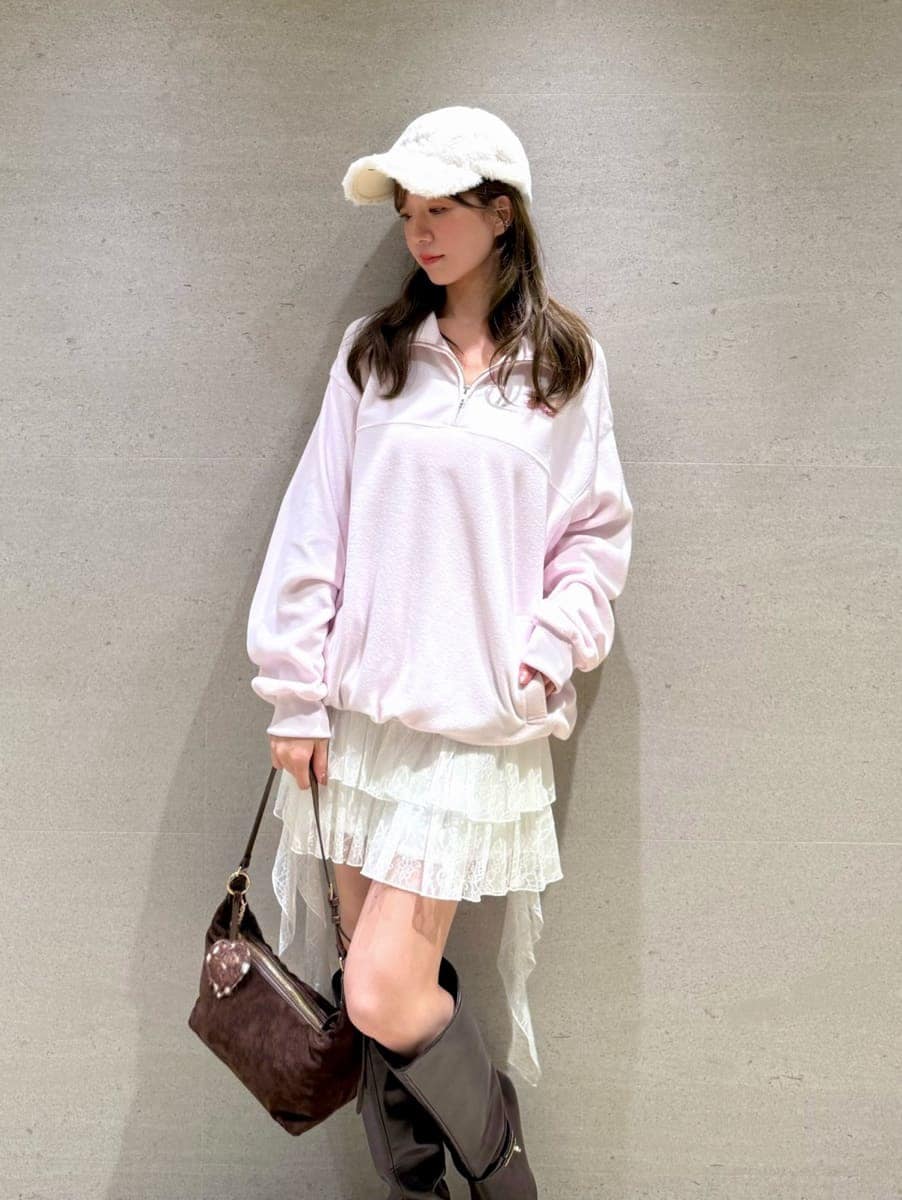 ホワイト系のその他パンツ、ピンク系のTシャツ/カットソー、ブラウン系のブーツを着用したレディースの秋コーディネートの5枚目の写真