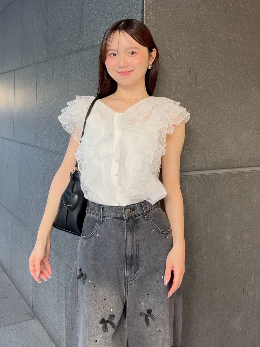 ブラック系のその他パンツ、ブラック系のショルダーバッグ、ホワイト系のシャツ/ブラウスを着用したレディースの夏コーディネートの4枚目の写真