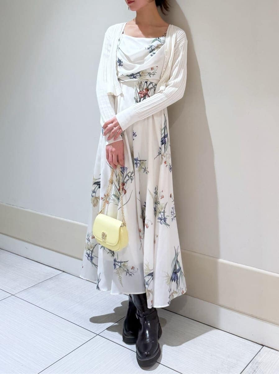 ブラウン系のブーツ、ベージュ系のトレンチコート、ホワイト系のカーディガン/ボレロを着用したレディースの冬コーディネートの2枚目の写真