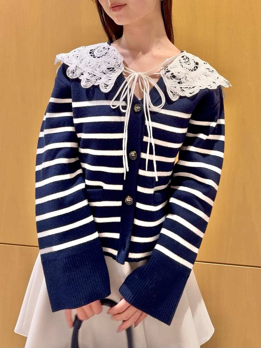 ホワイト系のその他パンツ、その他のカーディガン/ボレロ、ブルー系のボストンバッグを着用したレディースの冬コーディネートの5枚目の写真