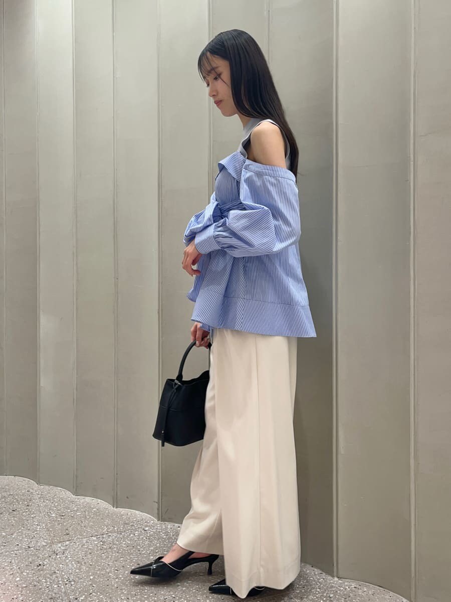 ホワイト系のその他パンツ、ブルー系のニット/セーター、ブラック系のパンプスを着用したレディースの春コーディネートの5枚目の写真