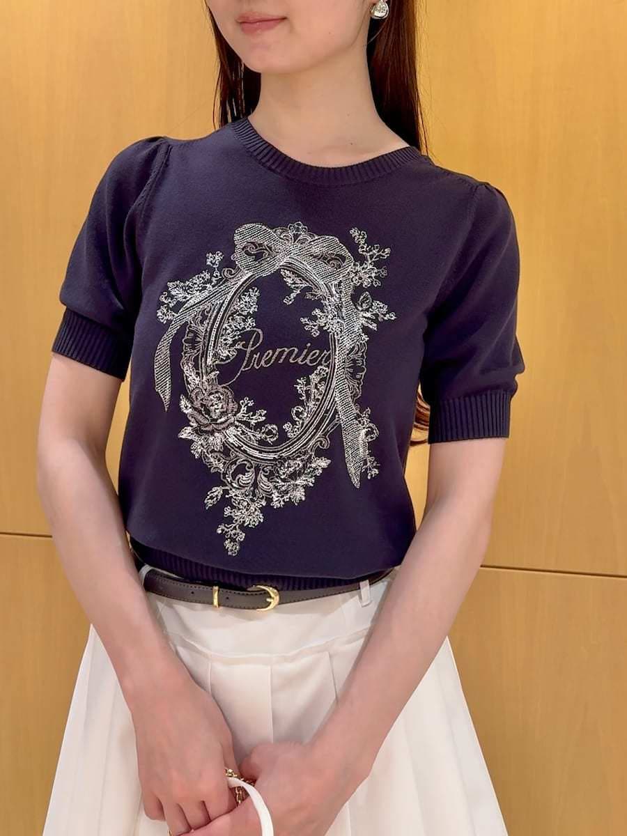ホワイト系のショルダーバッグ、ホワイト系のその他パンツ、ブルー系のニット/セーターを着用したレディースの夏コーディネートの5枚目の写真