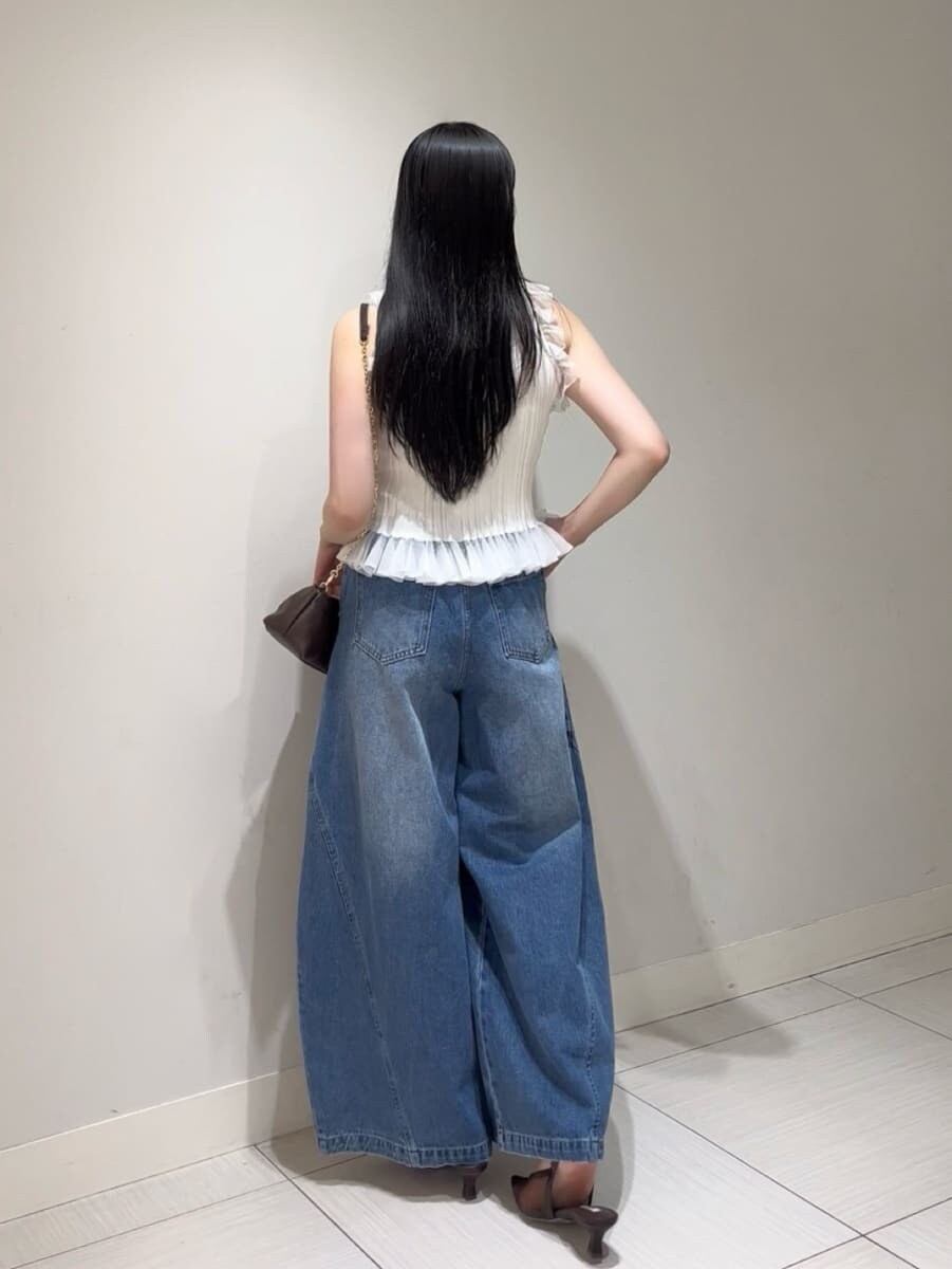 ブルー系のデニムパンツ、ホワイト系のニット/セーターを着用したレディースの夏コーディネートの3枚目の写真