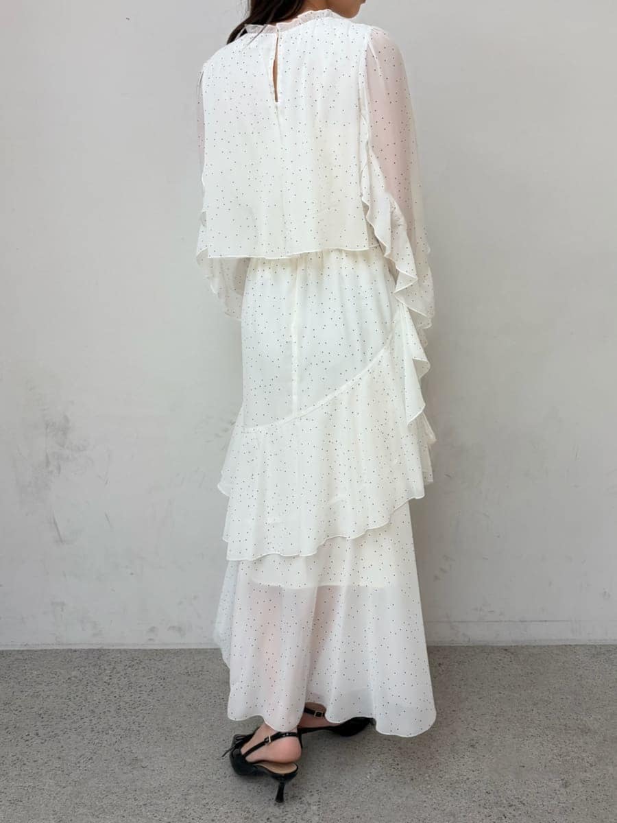 その他のワンピース、ブルー系のパーカーを着用したレディースの冬コーディネートの8枚目の写真