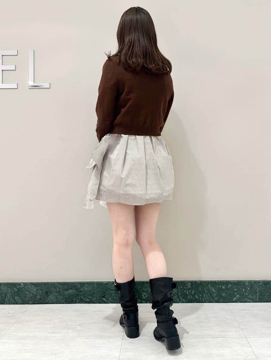 ブラウン系のその他トップス、ホワイト系のハンドバッグを着用したレディースの秋コーディネートの5枚目の写真