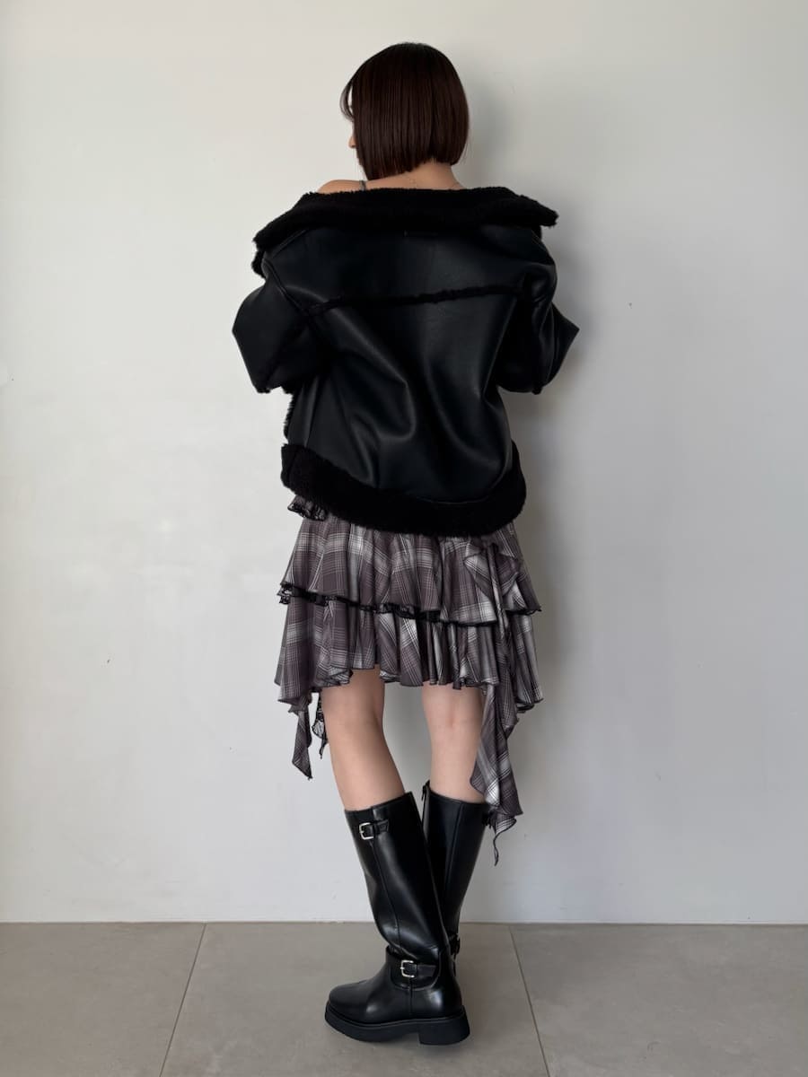 ブラック系のブーツ、ブラック系のハンドバッグ、ブラック系のブルゾンを着用したレディースの秋コーディネートの3枚目の写真