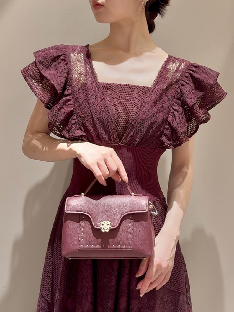 レッド系のドレス、レッド系のブーツ、ブラウン系のショルダーバッグを着用したレディースの夏コーディネートの7枚目の写真