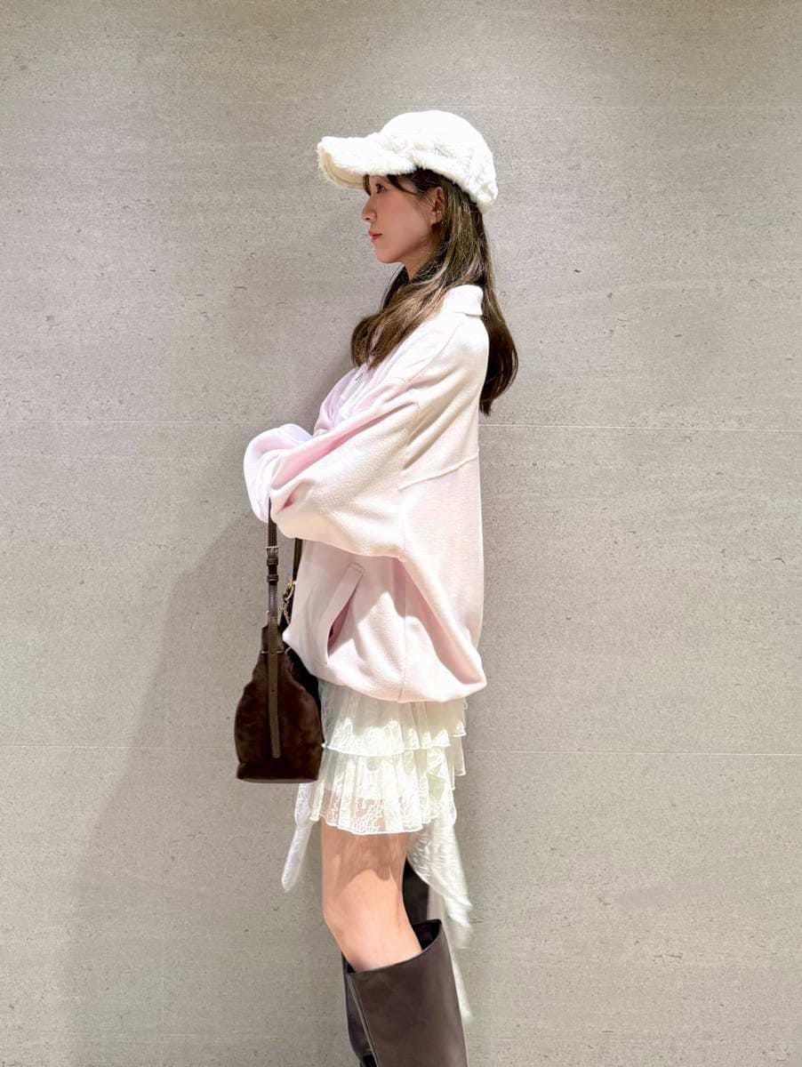ホワイト系のその他パンツ、ピンク系のTシャツ/カットソー、ブラウン系のブーツを着用したレディースの秋コーディネートの4枚目の写真