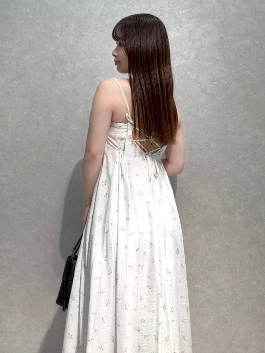 ブラック系のハンドバッグ、その他のワンピースを着用したレディースの夏コーディネートの4枚目の写真