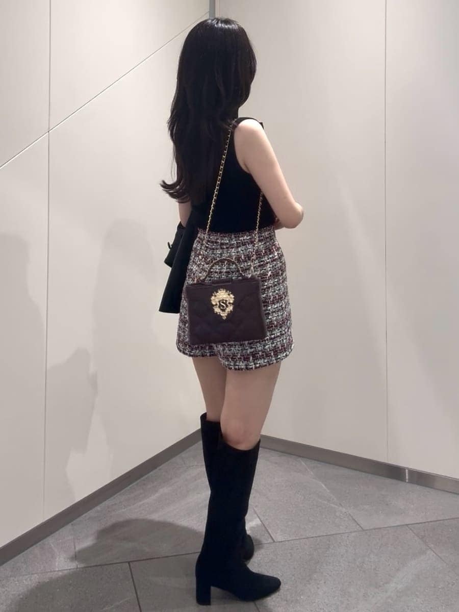 ブラック系のブルゾン、その他のその他パンツ、ブラック系のニット/セーターを着用したレディースの秋コーディネートの7枚目の写真