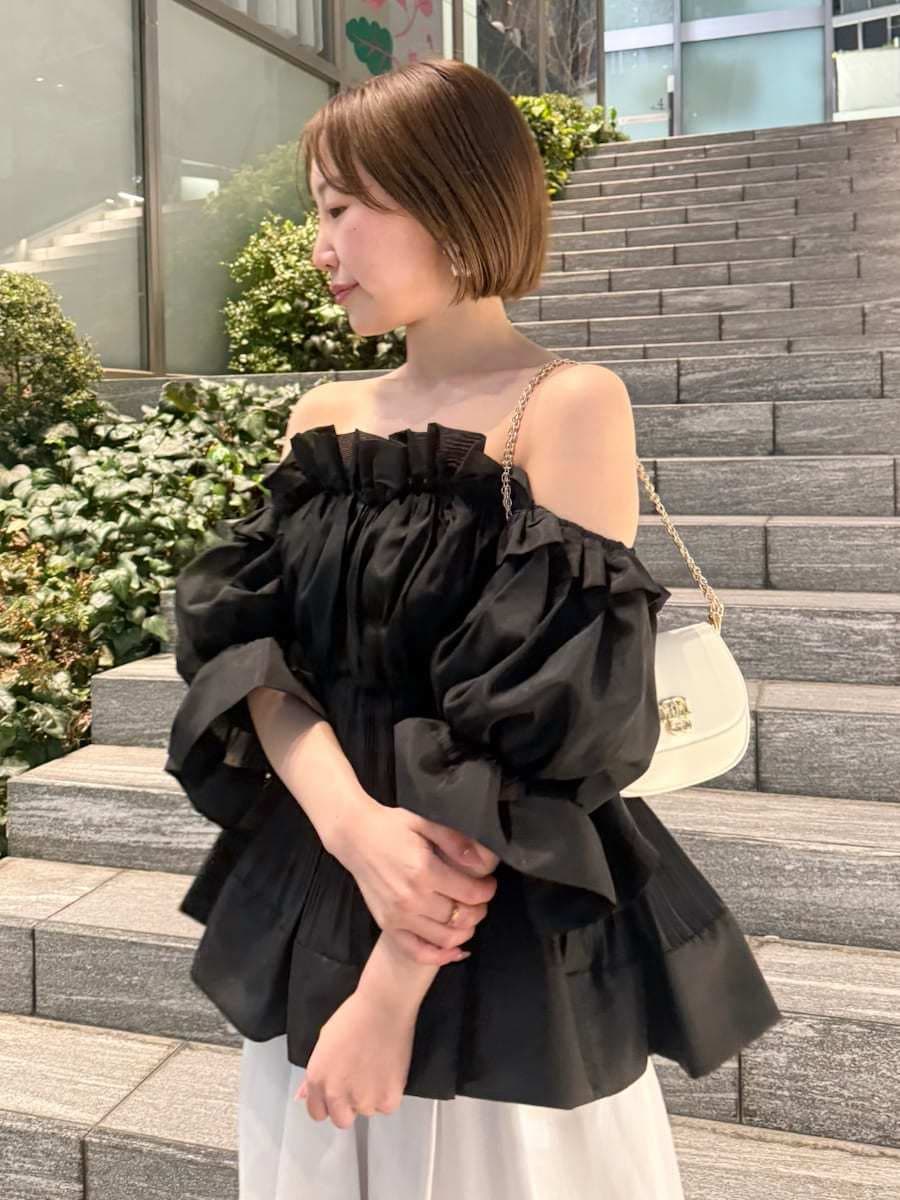 ホワイト系のデニムパンツ、ブラック系のその他トップス、その他のパンプスを着用したレディースの春コーディネートの10枚目の写真