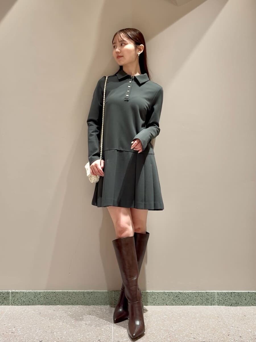 ブラウン系のブルゾン、グリーン系のワンピース、ブラウン系のブーツを着用したレディースの秋コーディネートの5枚目の写真