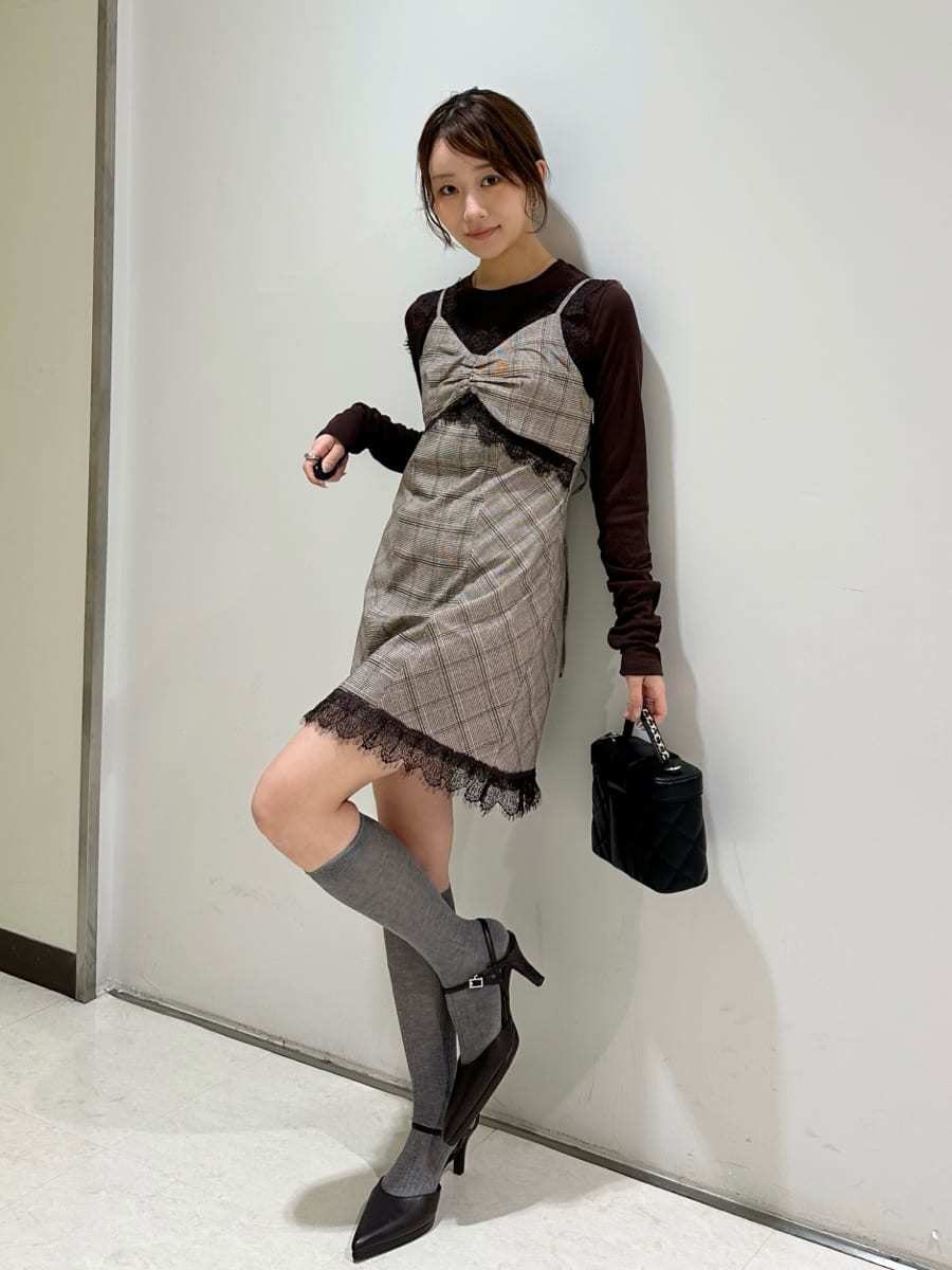 その他のワンピース、ブラウン系のパンプス、ブラック系のショルダーバッグを着用したレディースの秋コーディネートの3枚目の写真