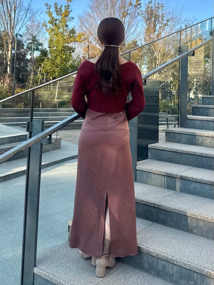 ブラウン系のステンカラーコートを着用したレディースの冬コーディネートの5枚目の写真